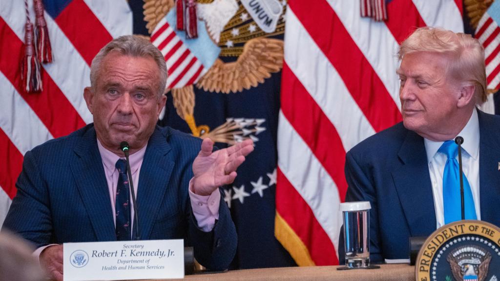 Robert F. Kennedy Jr., secretario de salud de Estados Unidos, y Donald Trump, presidente de Estados Unidos.