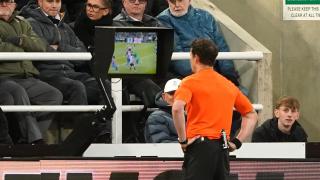 Darren England comprobando una jugada en el monitor durante el Newcastle - Crystal Palace.