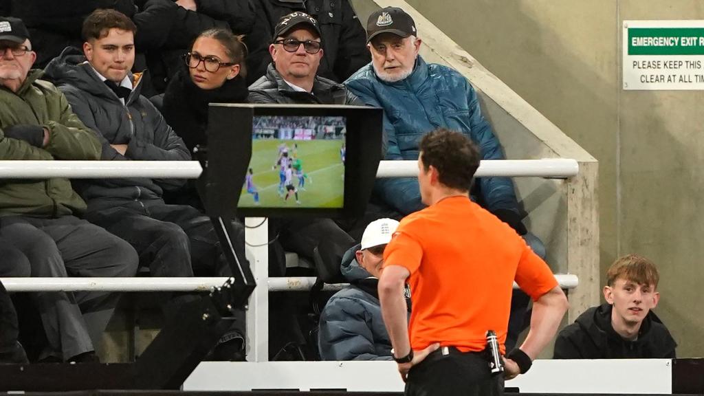 Darren England comprobando una jugada en el monitor durante el Newcastle - Crystal Palace.