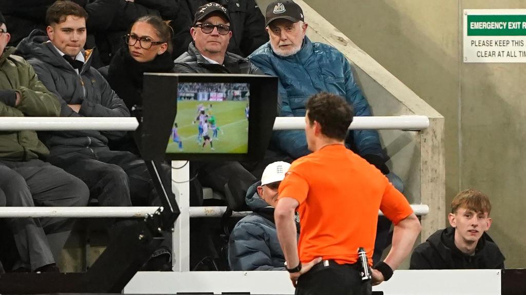 Darren England comprobando una jugada en el monitor durante el Newcastle - Crystal Palace.