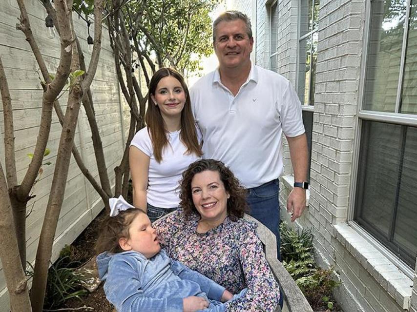 En 2020, Emma Broadbent recibió un diagnóstico presuntivo de un nuevo trastorno ultrarraro a través del Proyecto de Genomas Raros del Instituto Broad.