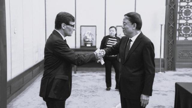 Salvador Illa, presidente de la Generalitat de Cataluña, con Wu Weihua, vicepresidente de la Asamblea Popular Nacional de China.