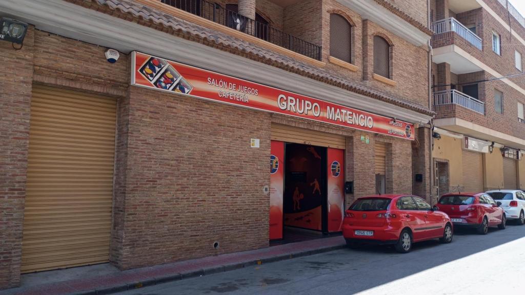 Un salón de juego que solían frecuentar tanto la víctima mortal como el detenido.