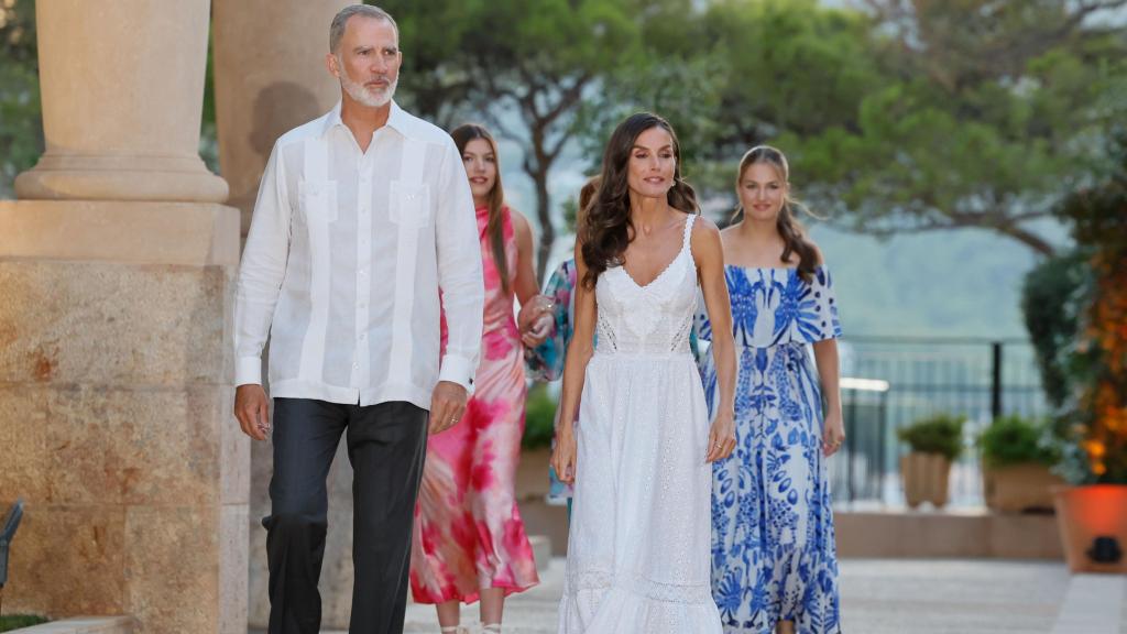 Los reyes de España, sus hijas y la emérita Sofía, llegando a su encuentro con las autoridades.