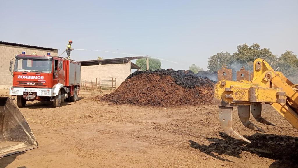 Imagen de los bomberos de Zamora trabajando en el incendio en Alcañices