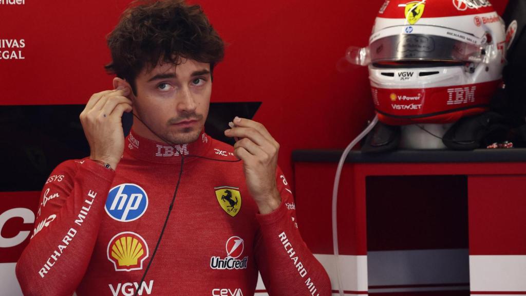 Charles Leclerc, en el garaje de Ferrari durante el GP de Hungría.