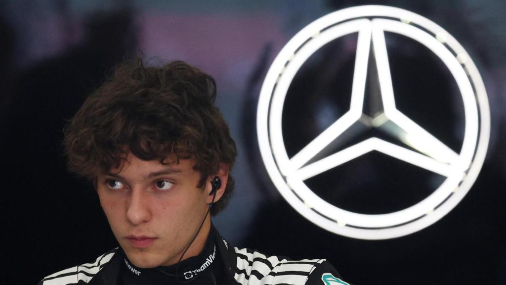 Kimi Antonelli, en el box de Mercedes durante el GP de Bélgica.