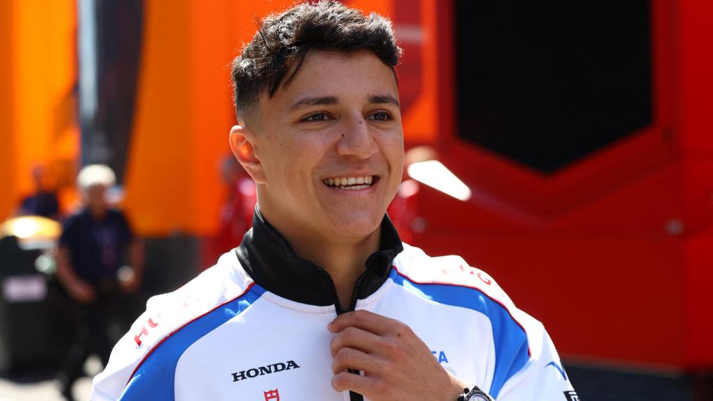 Isack Hadjar camina en el paddock durante el GP de Hungría.