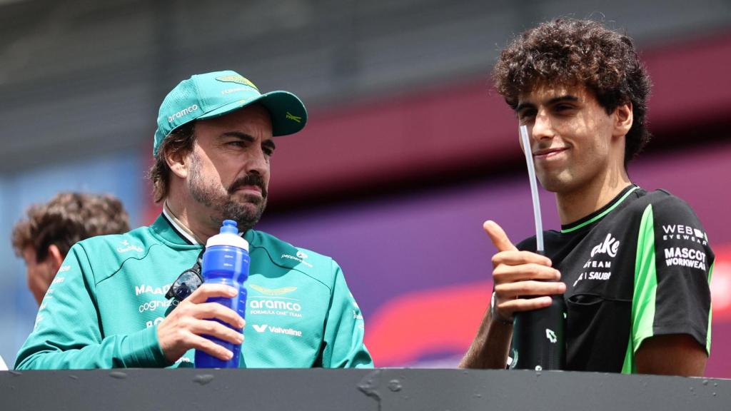 Fernando Alonso y Gabriel Bortoleto hablan antes del comienzo del GP de Hungría.