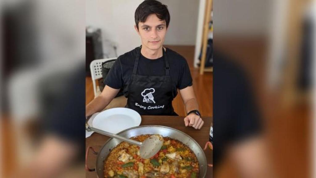 Alfonso Gómez-Jordana con su paella.