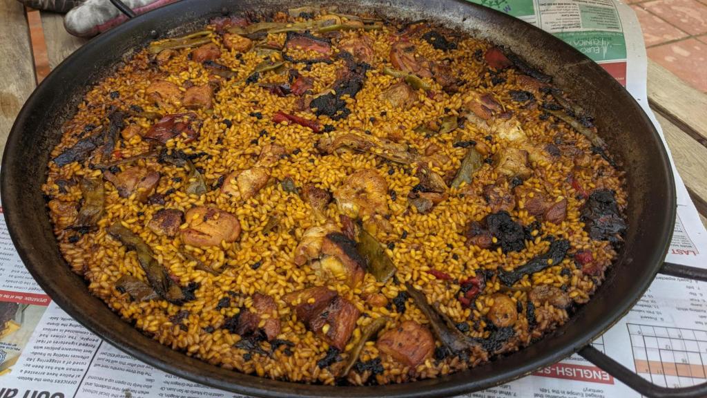 La paella que cocina Alfonso Gómez-Jordana para reconectar con su hogar.