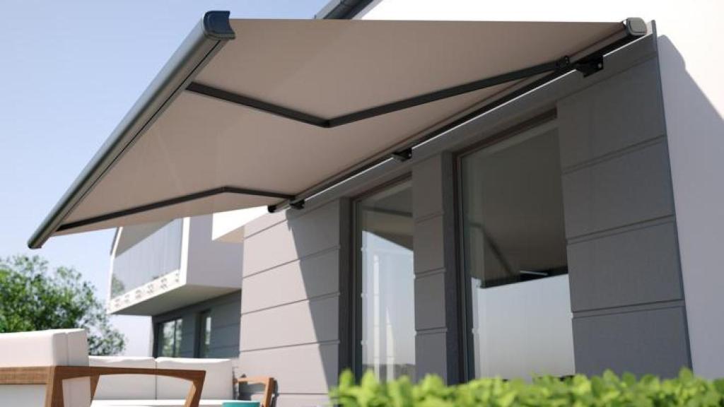 Jardín protegido con un toldo.