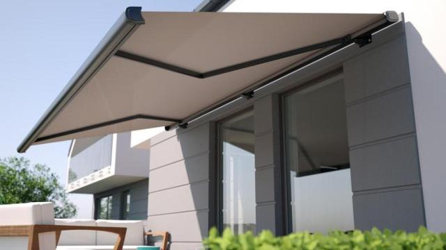 Jardín protegido con un toldo.