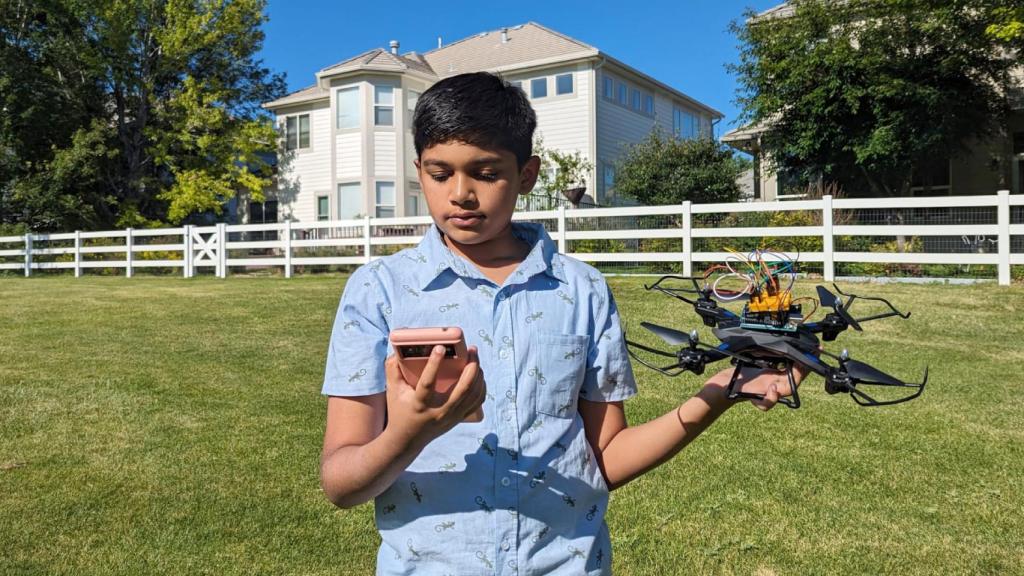 El estudiante Anirudh Rao con uno de los drones que detectan tornados