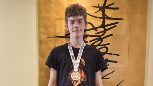 Pablo Freire posando con su medalla de plata en la OIM para EL ESPAÑOL.