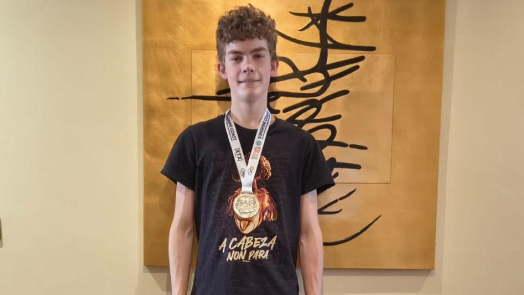 Pablo Freire posando con su medalla de plata en la OIM para EL ESPAÑOL.