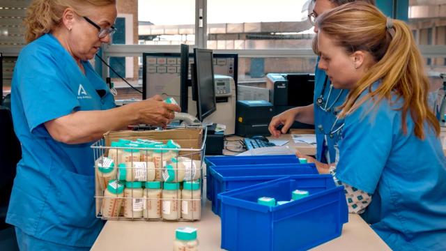 Sanitarios clasificando leche materna donada.