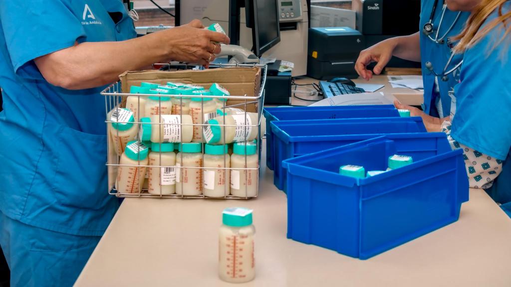 Sanitarios clasificando leche materna donada.