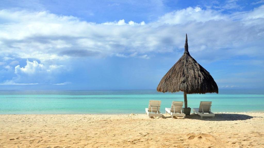 Una playa de arena blanca y aguas cristalinas.