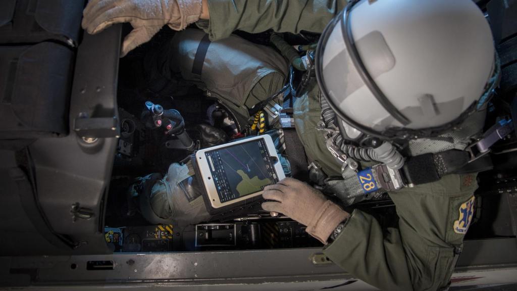 Uso de iPad en la carlinga de un caza
