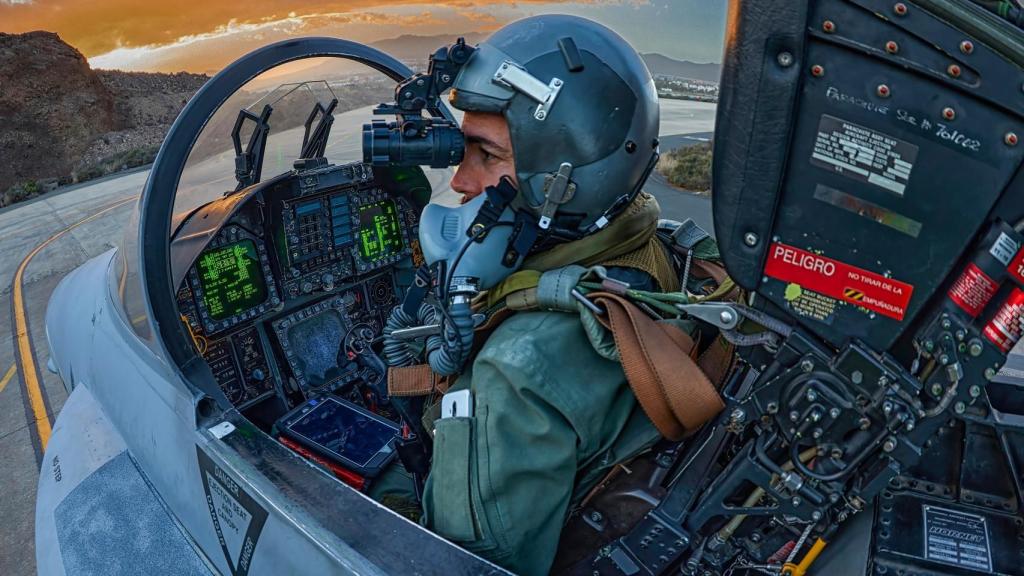 iPad acoplado a la pierna de un piloto español de F-18