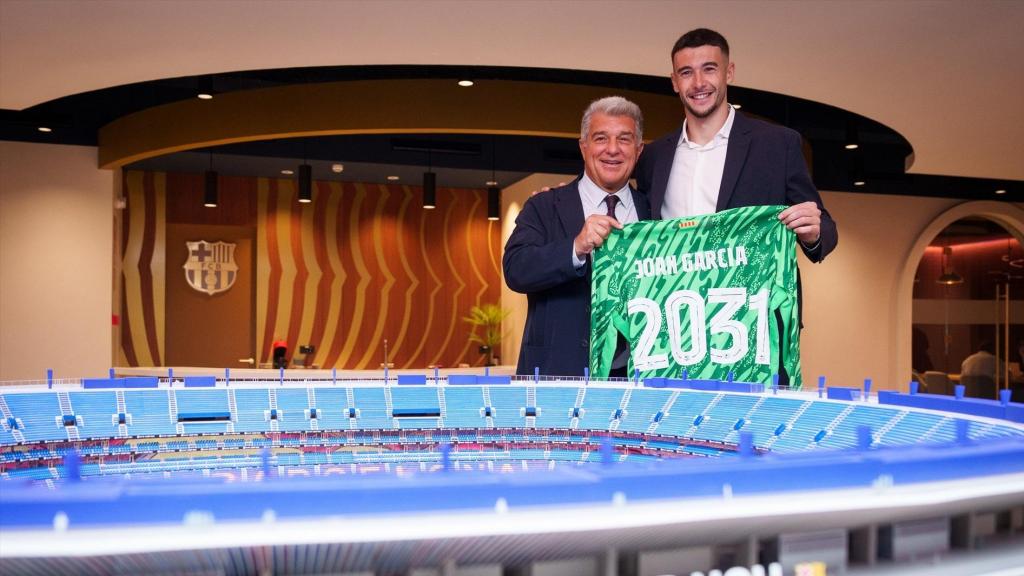 Joan García, en su presentación con el Barça junto a Laporta