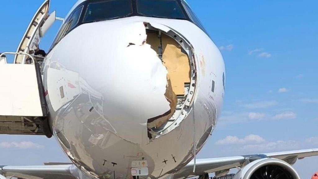 Así ha quedado la parte delantera del avión.