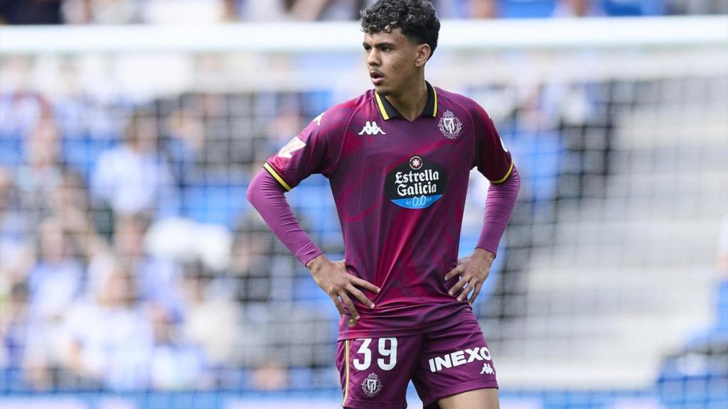 Adam Aznou, con el Valladolid durante la temporada 2024/25