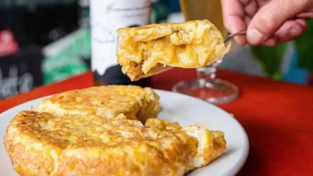 Pincho de tortilla de patata en un bar.