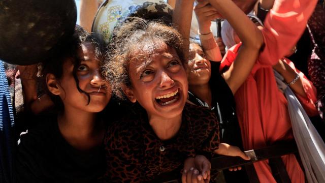 Niños palestinos este lunes esperando a recibir comida en plena crisis humanitaria en Gaza.