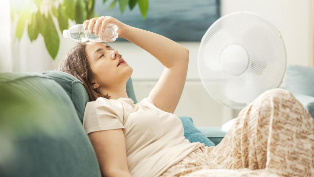 Mujer joven que sufre por calor.