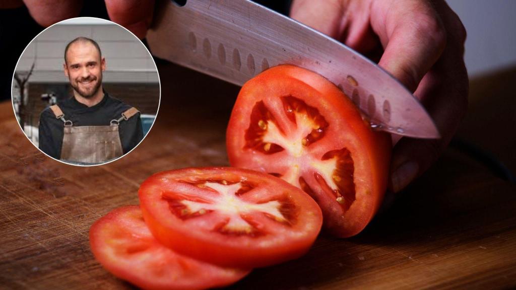 Un tomate cortado con cuchillo y el chef David Guibert.