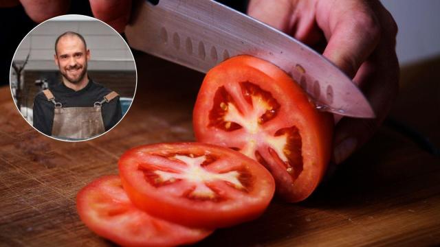 Un tomate cortado con cuchillo y el chef David Guibert.