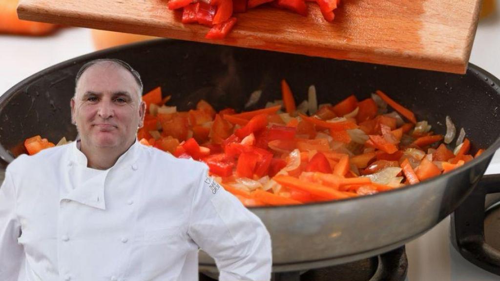 El chef José Andrés junto a una sartén con sofrito.