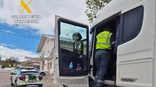 Agente de la Guardia Civil de Tráfico en el momento de la interceptación