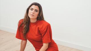 La pintora de la feminidad ‘millennial’, Elena Gual: “Ir a una exposición no es para hacer fotos a los cuadros, es más como si fuese terapia”