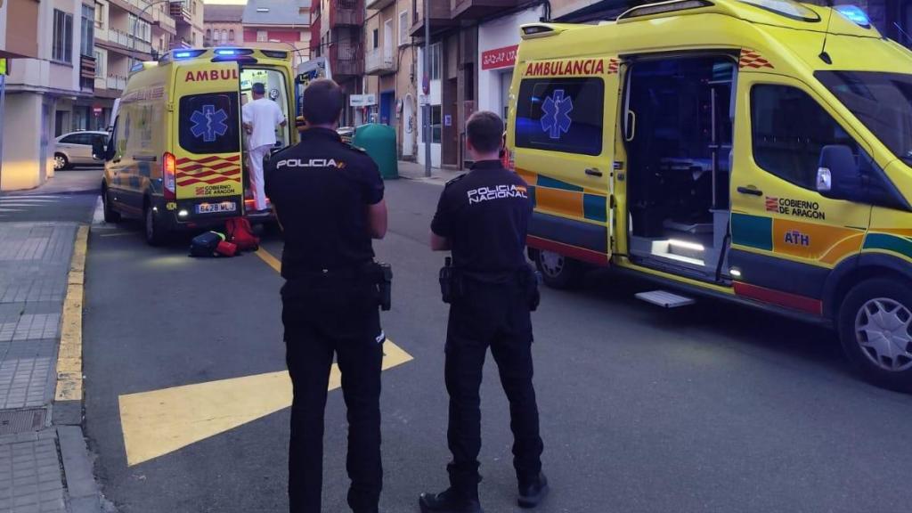 La Policía Nacional, en el momento en el que llegó la ambulancia a la zona.