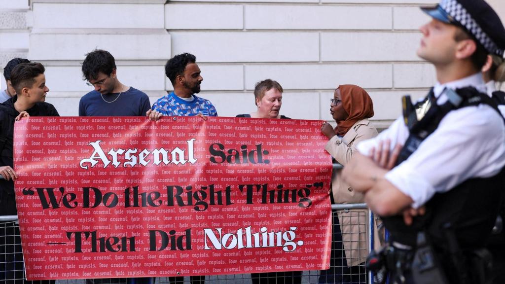 Protestas de aficionados contra el Arsenal ante la comparecencia frente al tribunal de Thomas Partey