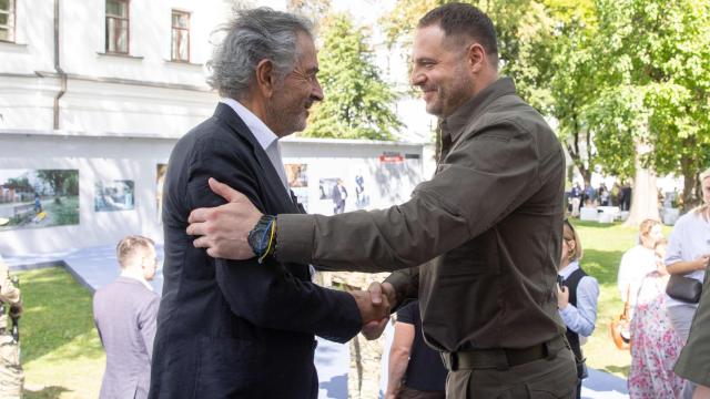Bernard-Henri Lévy saluda a Andriy Yermak, jefe de gabinete de Volodímir Zelenski.