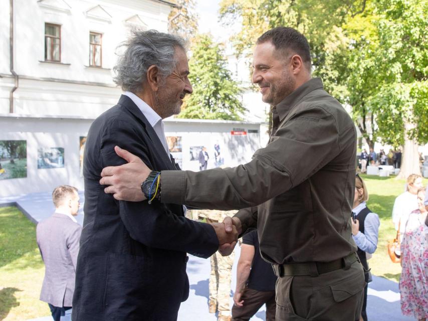 Bernard-Henri Lévy greets Andriy Yermak, head of Volodymyr Zelensky's office.