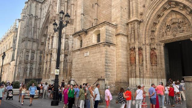 Imagen de la cola para el besamanos de la Virgen de los Reyes.