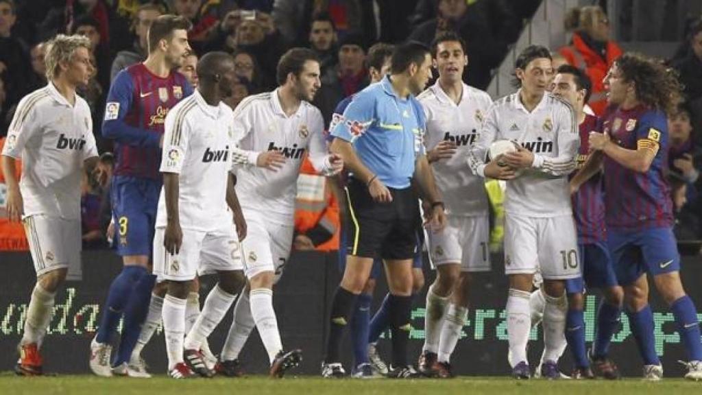 Teixeira Vitienes arbitrando el Clásico de la Copa del Rey en 2012.