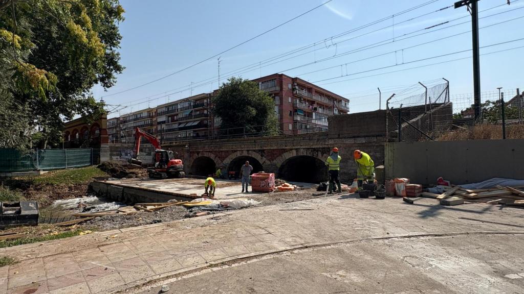 La actuación que está llevando a cabo Adif en el cauce del Esgueva, a la altura de la calle la Vía, en su intersección con el Paseo del Cauce.