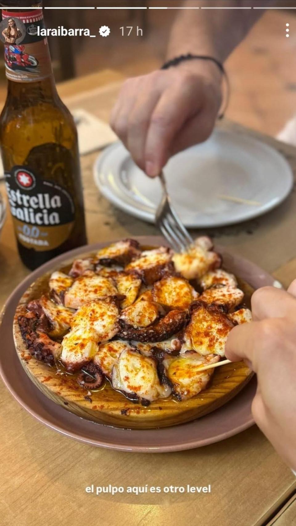Lara Ibarra y su padre disfrutan de un plato de pulpo á feira