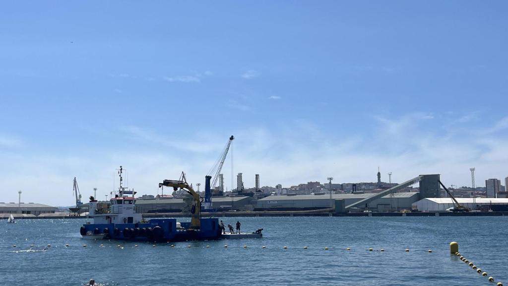 Llegan los pantalanes de la plataforma de baño del Parrote de A Coruña