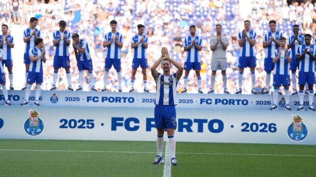 Luuk de Jong, en su presentación con el Oporto tras su fichaje secreto