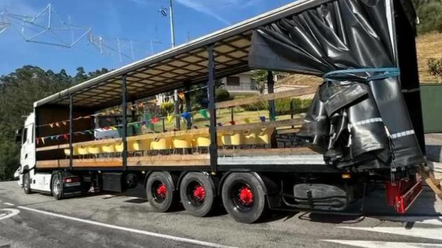Camión-orquesta de un vecino de Pazos de Borbén para llevar las fiesta a todas las parroquias del pueblo