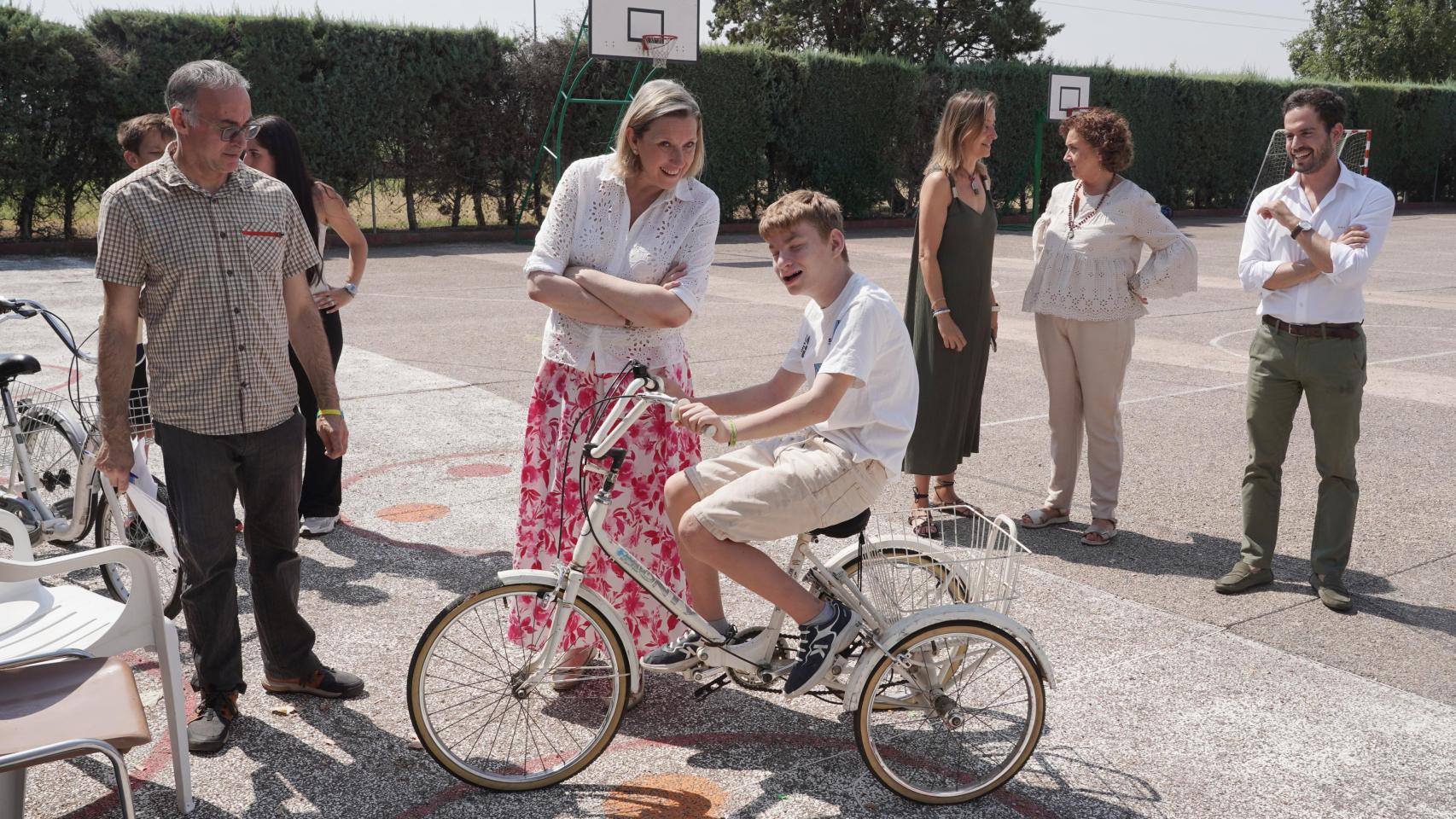 La consejera de Familia e Igualdad de Oportunidades, Isabel Blanco, durante una vista a un centro de Fundación Personas