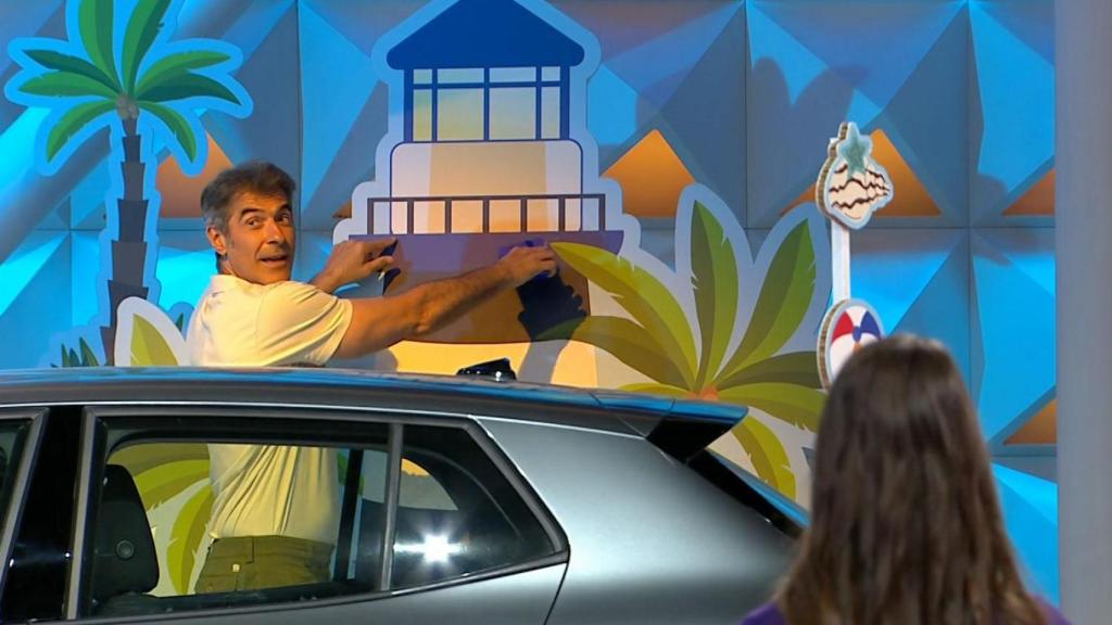 Jorge Fernández explicó las partes del faro que buscaban en el panel.