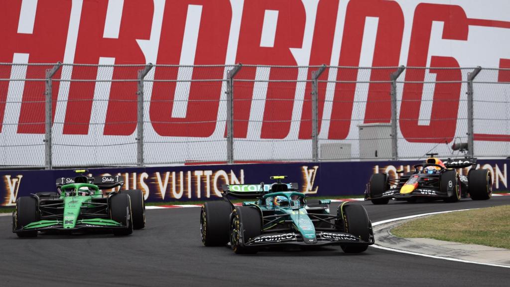 Fernando Alonso por delante de Gabriel Bortoleto y Max Verstappen en el GP de Hungría.